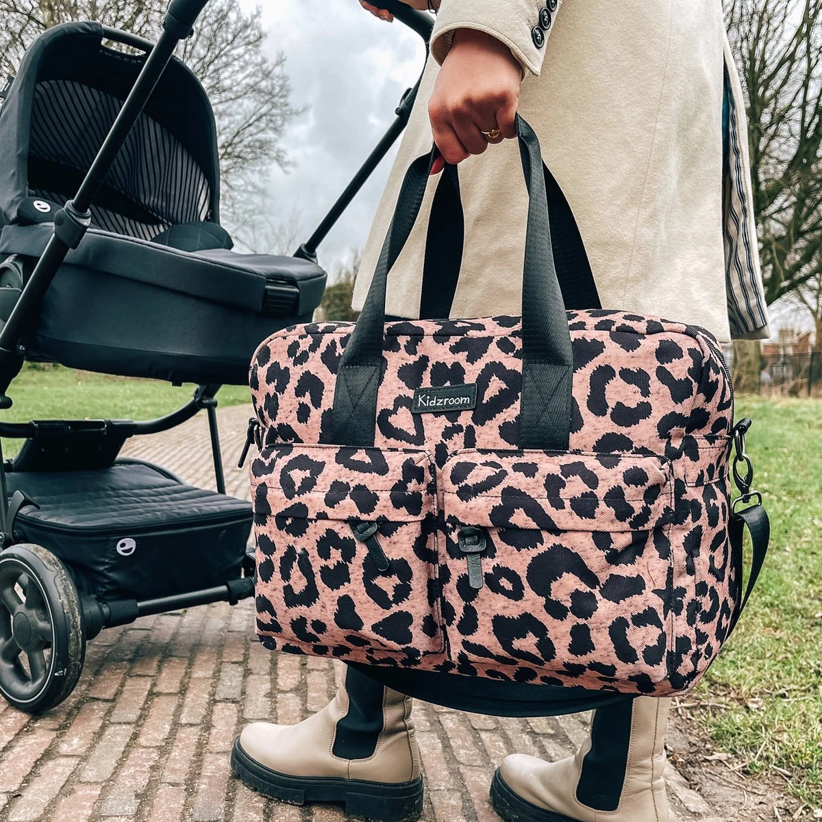 Kidzroom Gorgeous Luiertas - Bruin - Ophanglussen Kinderwagen - Verschoonmatje - Verstelbare Schouderband - Image 8