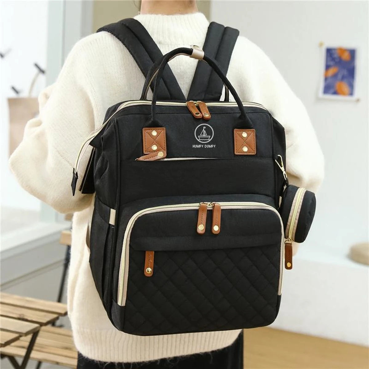 Humpy Dumpy Stijlvolle Luiertas Rugzak (Zwart) Met Uitschuifbaar Verschoon/ Slaap Bedje. Incl. Verschoon Matje, USB Poort & Buggy Straps - Afbeelding 2