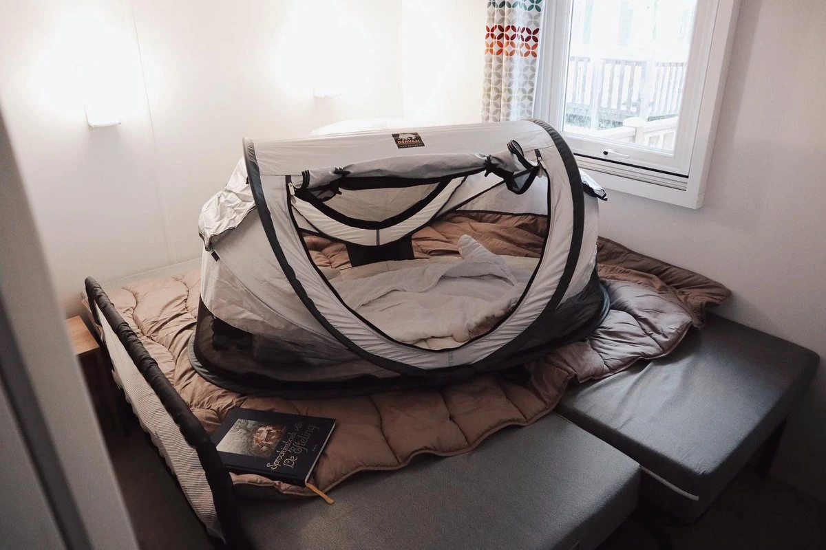 Deryan Peuter Luxe Campingbedje – Inclusief Zelfopblaasbare Matras - Cream - Image 8